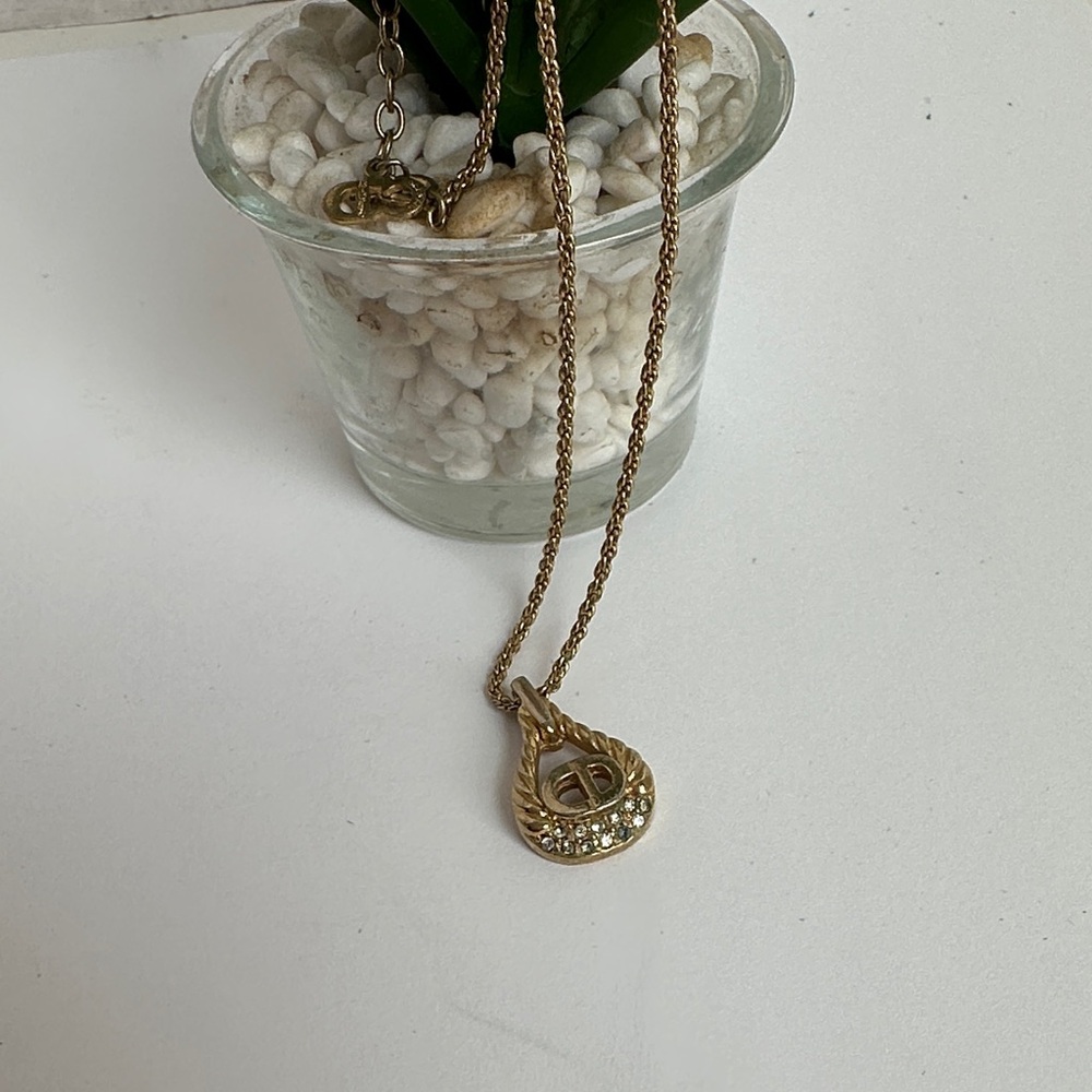 Christian Dior Gold tone 18” Necklace
Missing a rhinestone
